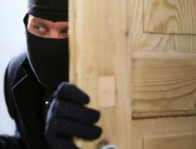 На Волині грабіжник, якого застали на крадіжці, вистрибнув у вікно