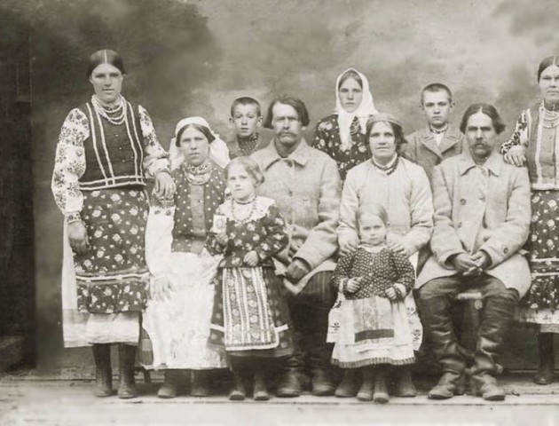 Жителі волинського села на 100-літніх ретро-фото
