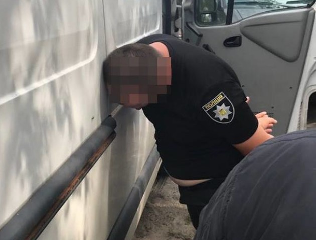 Двох поліцейських-хабарників спіймали на «гарячому»