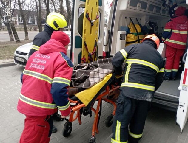 У Луцьку в зачиненій квартирі перебував чоловік, який потребував допомоги