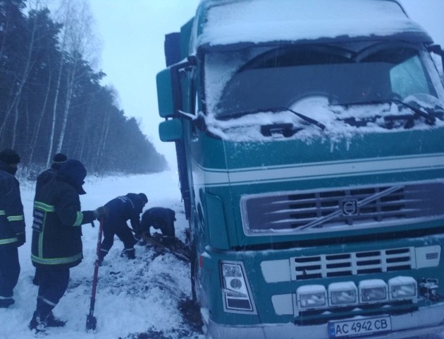 Зі снігових заметів на Волині витягли 16 автівок. ФОТО