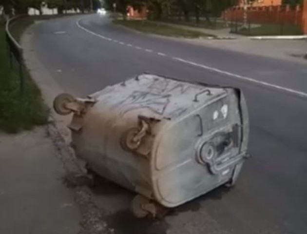 У Луцьку невідомі викинули сміттєвий контейнер на дорогу. ВІДЕО