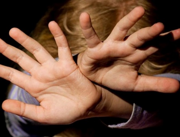 Поліція Луцька розбирається з матір'ю, яка постійно б'є малолітню доньку