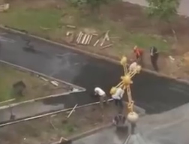 У місті на Волині асфальт кладуть під час дощу. ВІДЕО