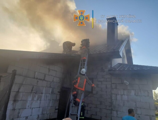 На Волині через пожежу в автівці спалахнув будинок