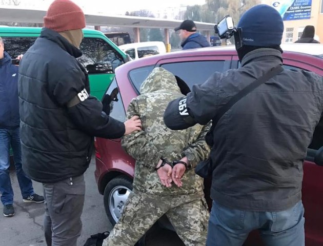 «Погорів» на хабарі: на Волині затримали прикордонника. ФОТО