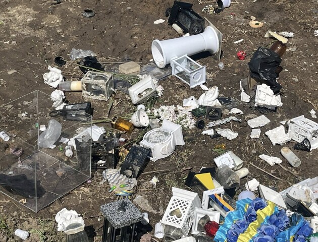 На Алеї Слави в Рожищі жінка понівечила могили Героїв