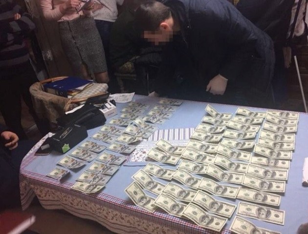 Адвокат з Чернівецької області «погорів» на хабарі у сумі 6 тисяч доларів. ФОТО