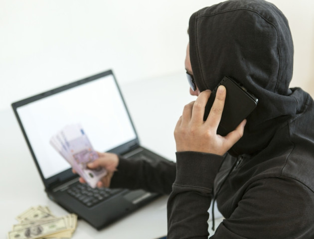 У волинянина шахрай видурив 2 тисячі за повернення сумочки тещі