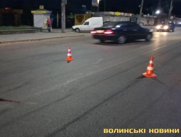 Нічна ДТП у Луцьку: дівчину від удару відкинуло та вона вдарилася головою об асфальт. ФОТО