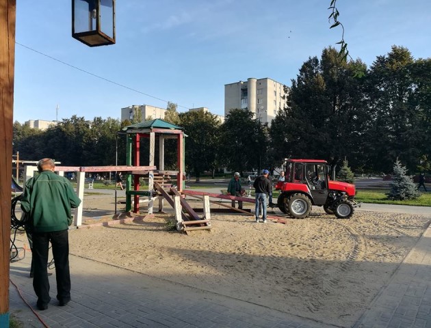 У Луцьку розпочали демонтаж небезпечного дитячого майданчика. ФОТО