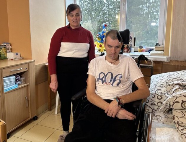 «Вчився заново дихати, ковтати, жувати»: у Луцьку проходить реабілітацію важкопоранений боєць