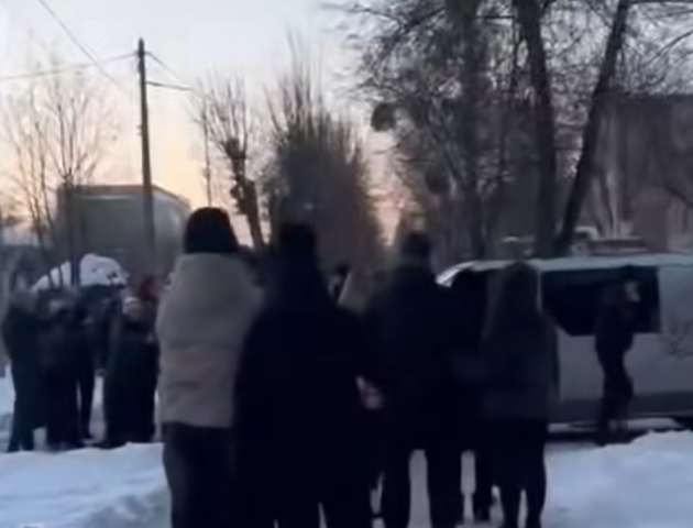 У Ковелі п'яні накинулись на бус ТЦК і розгамселили вікно