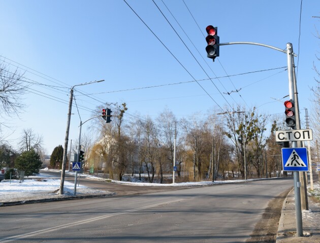 У Луцьку на небезпечній ділянці встановили новий кнопковий світлофор. ФОТО