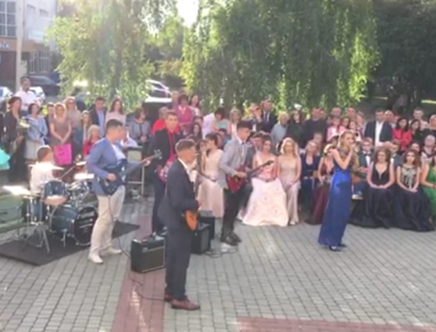 У Луцьку випускники влаштували концерт під відкритим небом. ВІДЕО