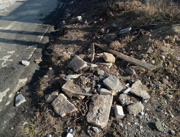 «Бруківку поклали, а прибрати забули». У Струмівці робітники залишили після себе купу сміття