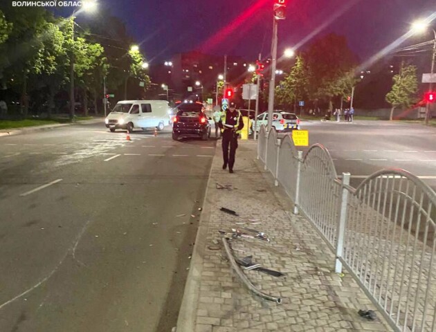 У Луцьку водій позашляховика не впорався з керуванням та «влетів» в огорожу. ФОТО