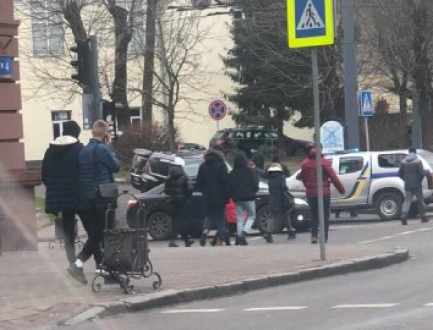 У центрі Луцька – обшуки в авто. ЗМІ повідомляють, що це стосується кримінального авторитета Аслана