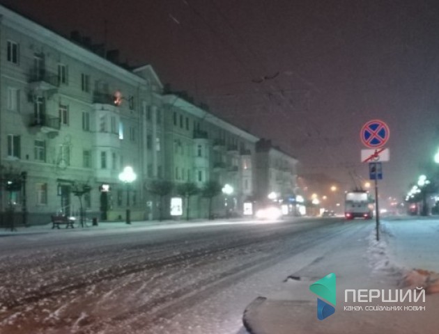 Снігопад у Луцьку: заметені дороги посипають сіллю та піском