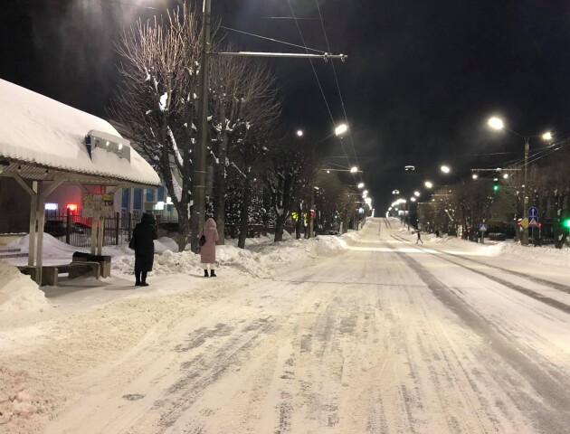 У Луцьку від заметів звільняють зупинки