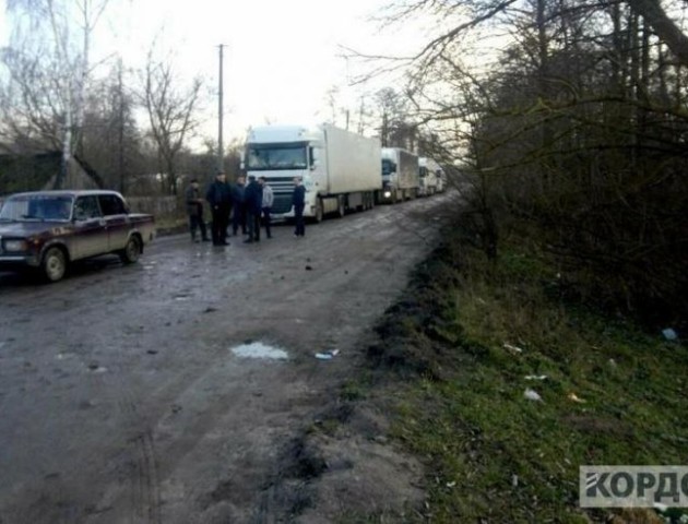 Забужани перекрили дорогу далекобійникам, які уникають черги на «Ягодин».ФОТО