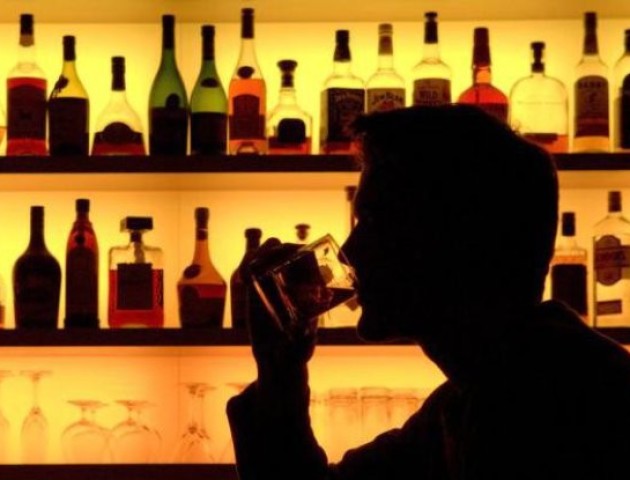 У Литві заборонили вживати алкоголь до 20 років