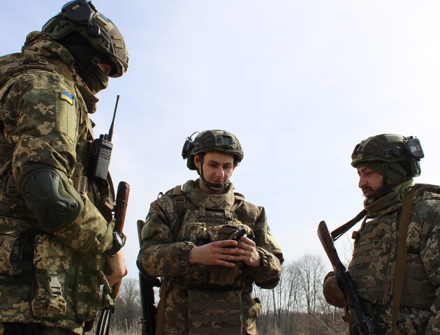 «Мамо, тату, привіт, я у війську!» Троє юнаків підписали Контракт 18-24