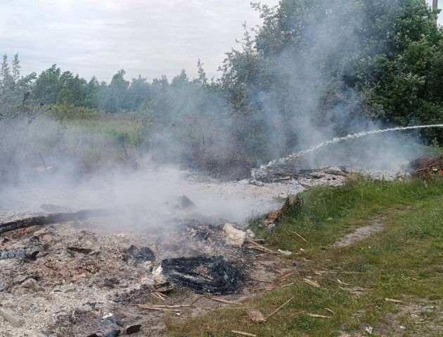 У місті на Волині горіла купа сміття