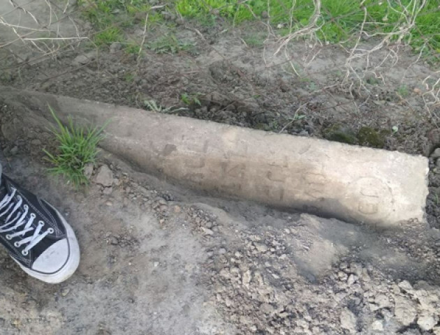 У місті на Волині замість бордюрів – єврейські надгробки. ВІДЕО
