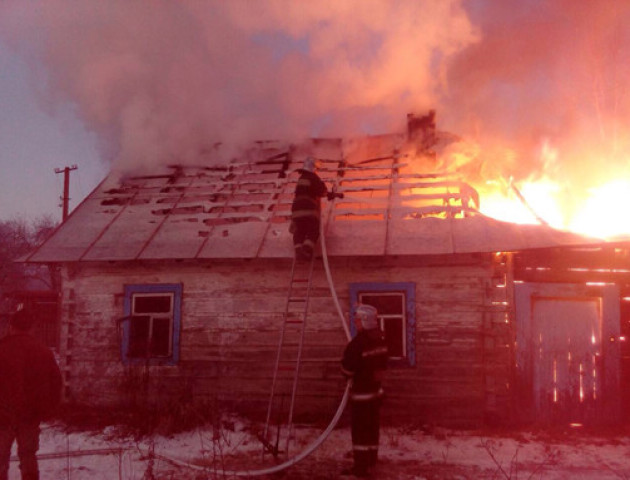 На Волині рятувальники гасили покинутий будинок