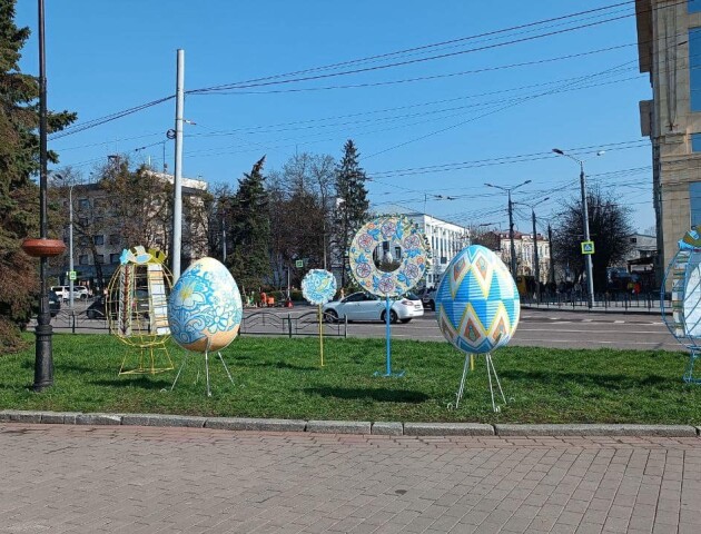 Центр Луцька прикрасили великодніми артінсталяціями. ФОТО