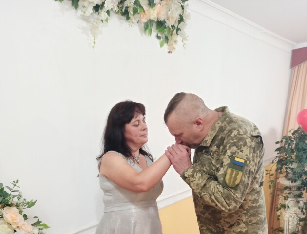 У Луцьку військовий під час реабілітації побрався з коханою