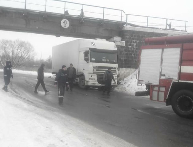 У Ковелі вантажівка врізалася в бетонну опору. ФОТО