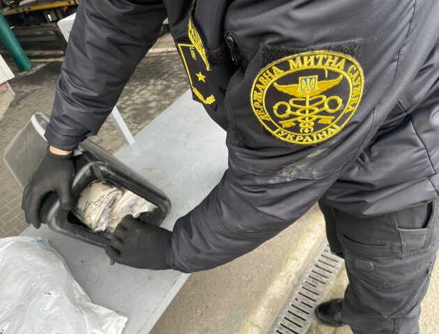 Приховала імпортний одяг у каністрах для бензину: на кордоні затримали волинянку