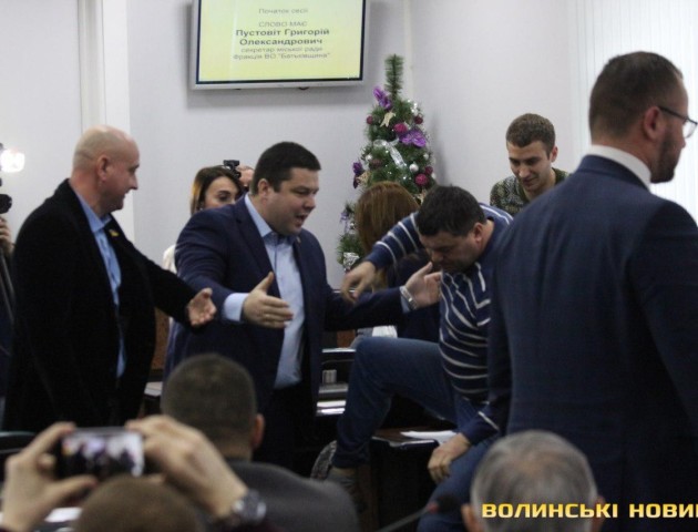Полювання на відьом, бойові кульбіти і бюджет-2018: репортаж з сесії Луцької міськради