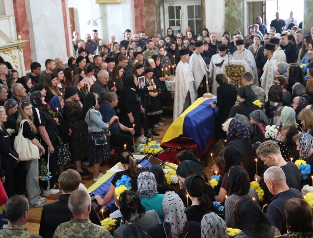 Десятки лучан прийшли на похорони Героїв