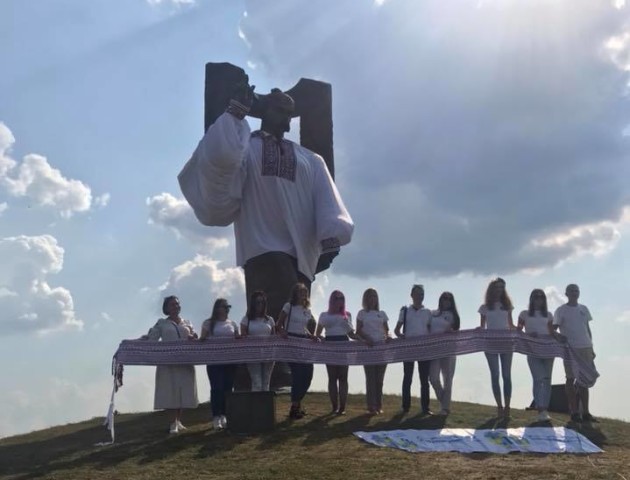 У Ковелі монумент Тараса Шевченка одягнули у вишиванку. ФОТО