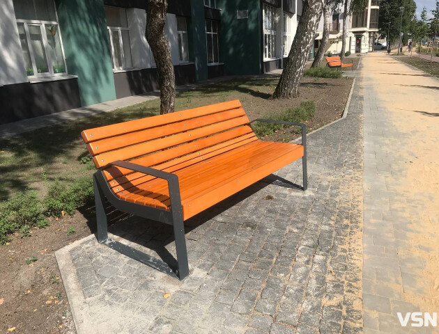 На проспекті Волі у Луцьку встановили лавки та смітники