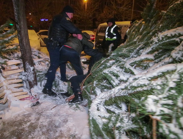 У Києві чоловіки з ножем і сокирою побились за ялинку. ФОТО