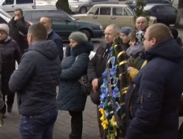 У Луцьку провели в останню путь атовця. ВІДЕО