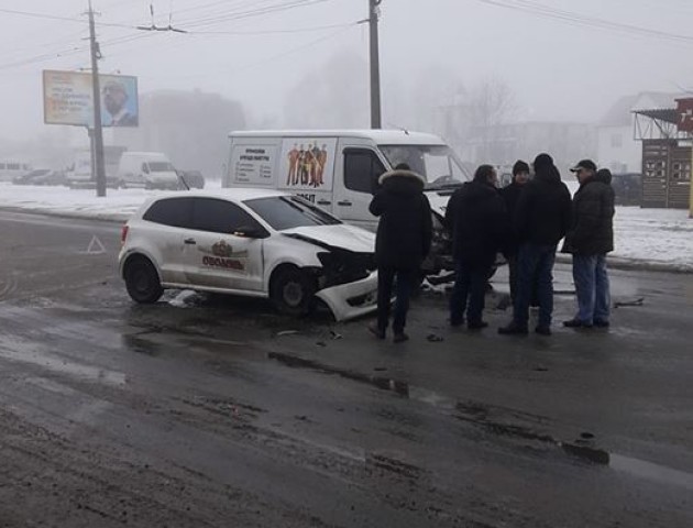 На вулиці Львівській у Луцьку ускладнений рух через аварію. ВІДЕО