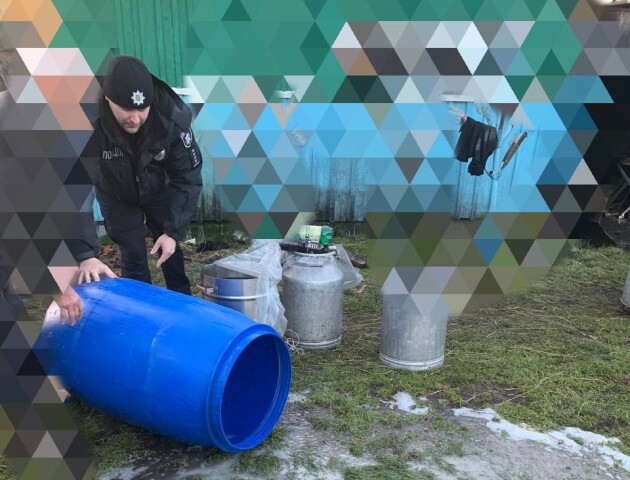 На Волині поліцейські знищили близько 400 літрів самогону