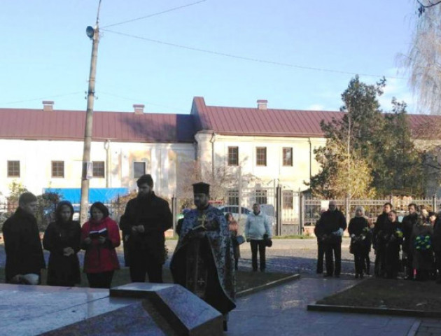 З лампадками та квітами: у Луцьку вшанували жертв окупаційних режимів