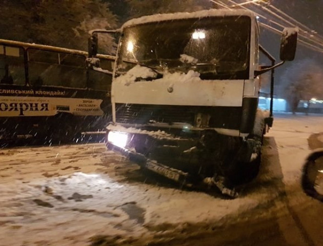 У Луцьку евакуатор врізався в маршрутку