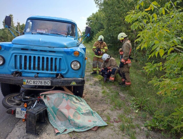 Жінку затисло між колесами: на Волині під колесами молоковоза загинула скутеристка
