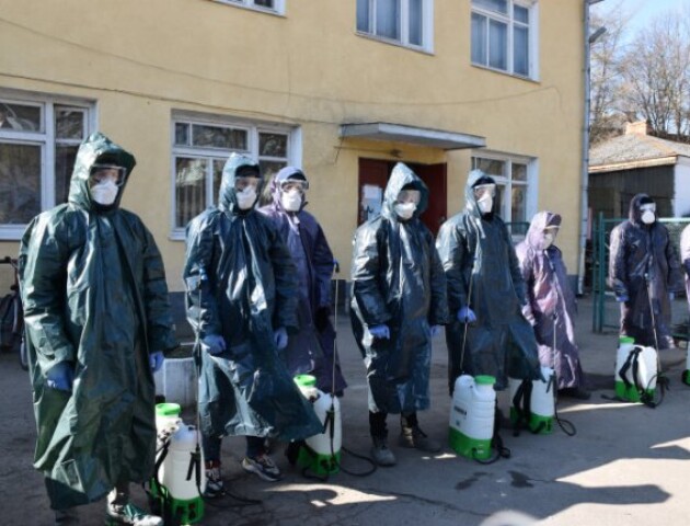 «Кишкову паличку вбиває». В Луцькраді запевняють, що обробляють під’їзди якісним розчином