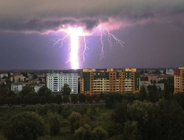 Опублікували вражаючі відео блискавки на Набережній в Луцьку. ВІДЕО