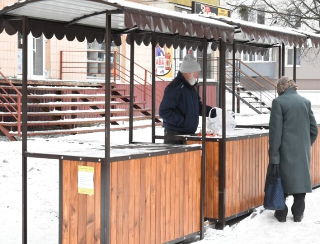 У Луцьку ще в трьох місцях встановили ятки для торгівлі сільгосппродукцією. ФОТО