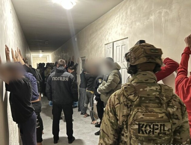 Видурювали сотні тисяч гривень: на Волині в'язні організували у колонії шахрайський кол-центр