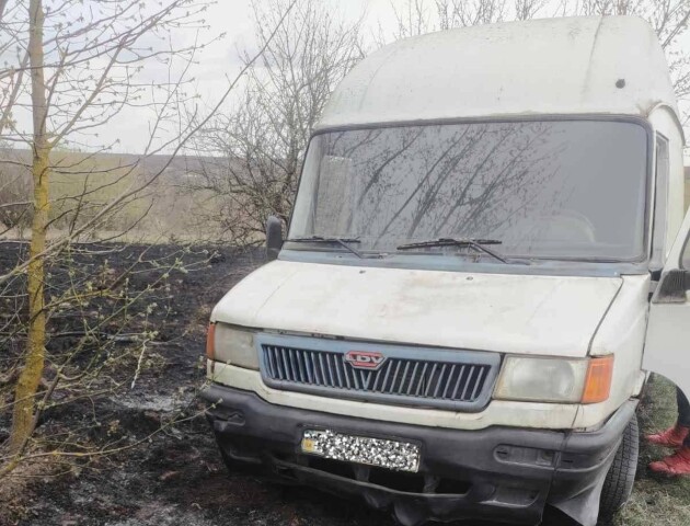 На Волині через пожежу сухої трави загорівся фургон